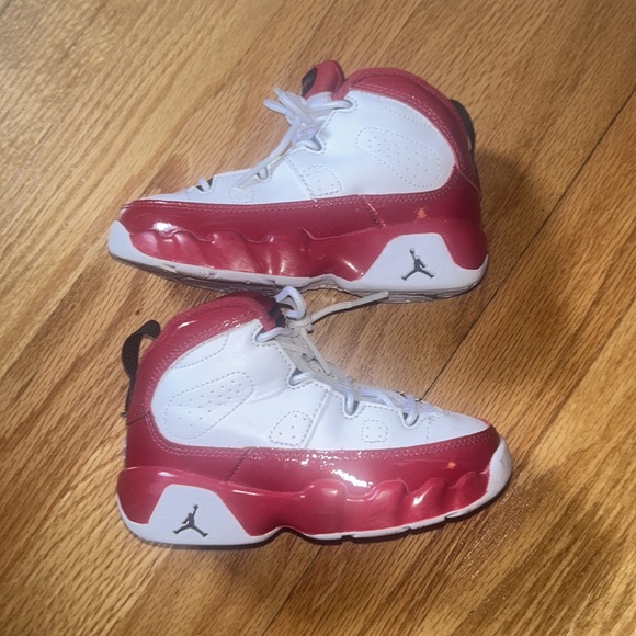 LIKE NEW: Air Jordan 11 Retro with patent leather cherry soles - Picture 4 of 9